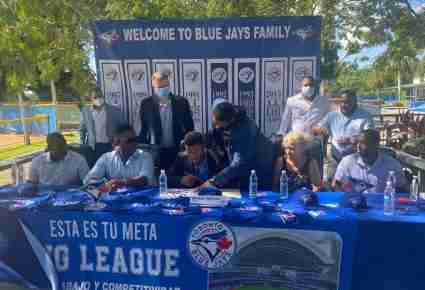 Receptor cubano firma con Toronto Blue Jays