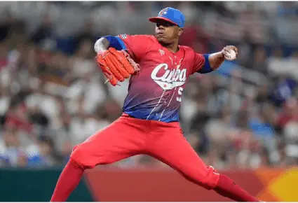 Fuentes: Pitcher cubano del World Baseball Classic 2023 firma contrato en KBO
